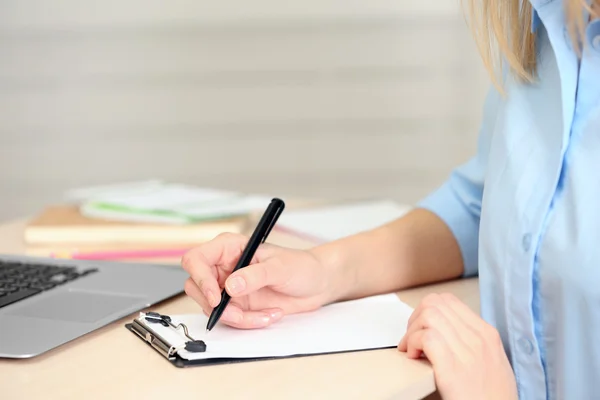 Frau macht sich Notizen — Stockfoto