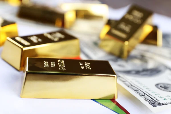 Barras de oro con billete de dólar —  Fotos de Stock