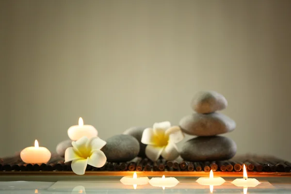 Balneario naturaleza muerta con piedras, velas — Foto de Stock