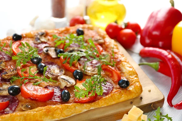 Téglalap finom pizza az asztalra, közelkép — Stock Fotó