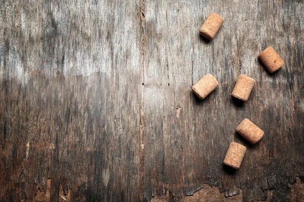 Corchos de vino sobre madera —  Fotos de Stock