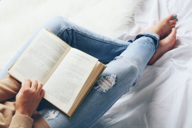 Kadın yatakta Jeans 