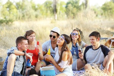 Genç hippi rahatlatıcı insanlar ormandaki açık havada