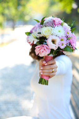 Düğün buketi elinde.
