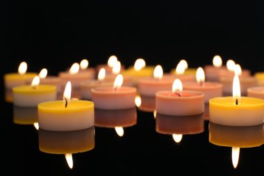 Birçok yanan küçük mumlar 