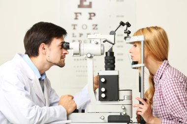 Erkek doktor incelenirken Bayan hasta