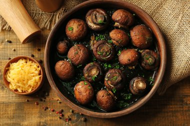 Tereyağı, maydanoz ve kavrulmuş sarımsak kahverengi kase pişmiş petrol mantar