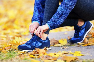 Kadın spor ayakkabı bağcığı bağlama 