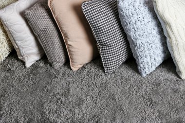 Dekoratif yastıklar kümesi