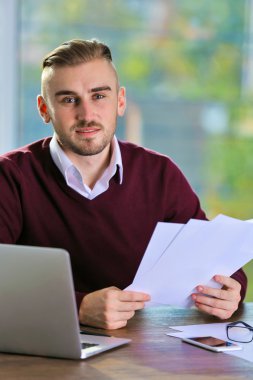 İşadamı dizüstü bilgisayarla çalışıyor