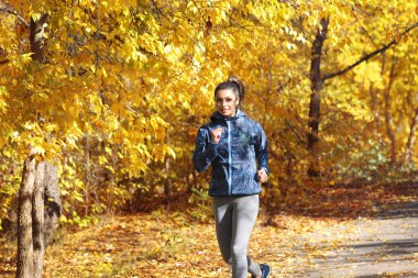 sonbahar Park'ta jogging kadın