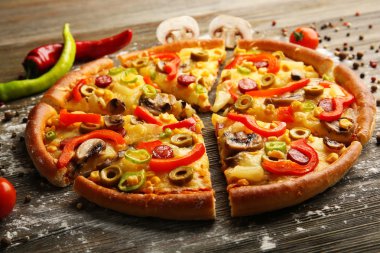 Delicious pizza ile sebze, dilimlenmiş yakın çekim