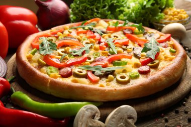 Ahşap arka plan üzerinde sebze ile lezzetli pizza