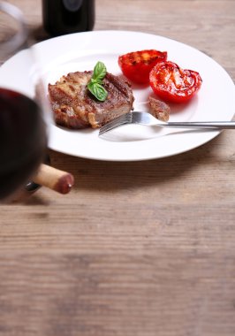 Kavrulmuş Dana fileto ahşap arka plan üzerinde plaka üzerinde