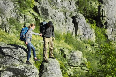 Erkek ve kadın dağda