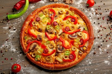 Delicious pizza ile sebze, dilimlenmiş yakın çekim