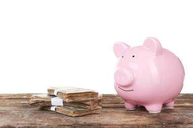 Banknotları olan bir kumbara. 