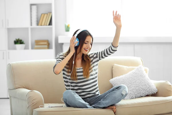 Vrouw die muziek luistert in een hoofdtelefoon — Stockfoto