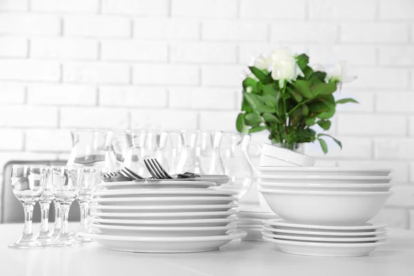 Clean plates, glasses and cutlery — Stock Photo, Image