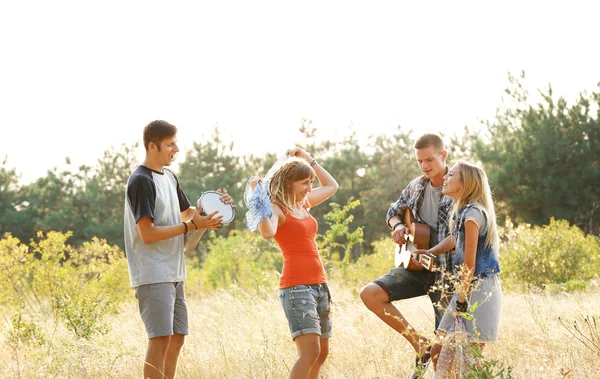 Alegre Sonriente Amigos Bailando Bosque Aire Libre —  Fotos de Stock