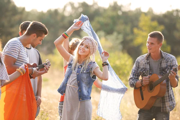 Amigos Despreocupados Con Guitarras Divertirse Aire Libre —  Fotos de Stock