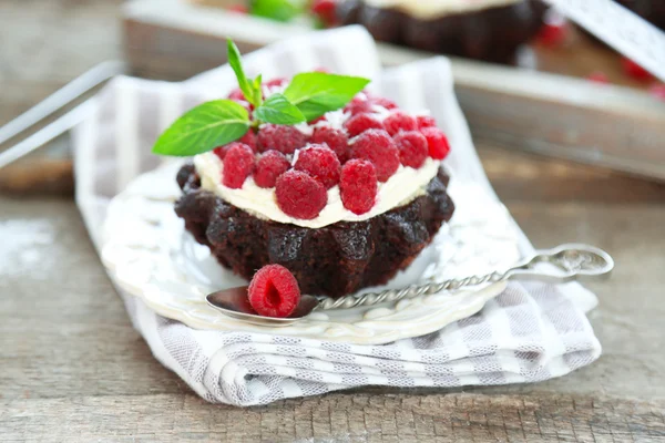 Sweet cakes with raspberries — Stock Photo, Image