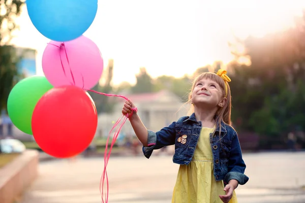 Liten flicka med ballonger — Stockfoto