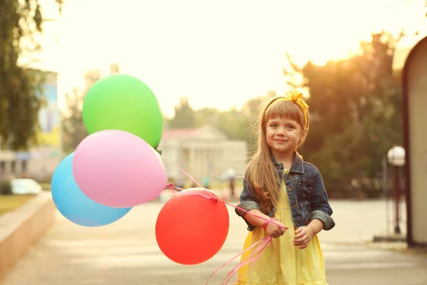 Dziewczynka z balonami — Zdjęcie stockowe