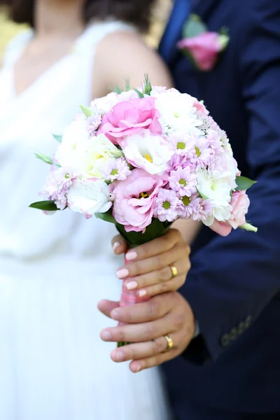 Novia y novio celebración ramo —  Fotos de Stock