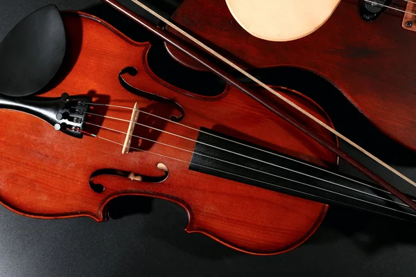 E-Gitarre und Geige — Stockfoto