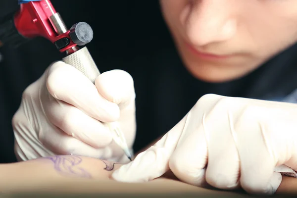Tattooist Tesz Tetoválás Közelről — Stock Fotó