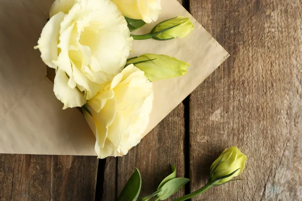 Witte eustoma in envelop — Stockfoto