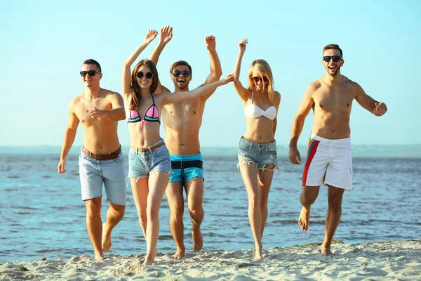 Happy friends running at beach — Stock Photo, Image