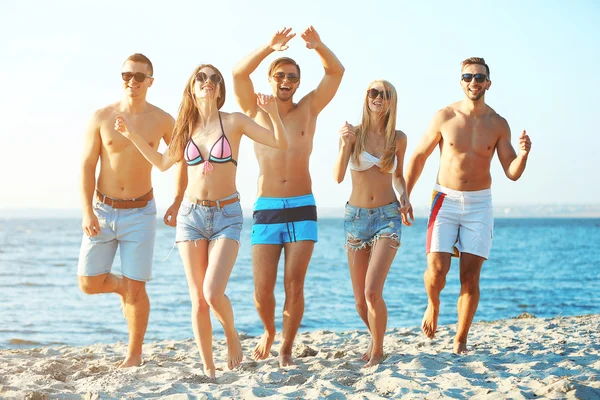 Счастливые друзья на пляже — стоковое фото