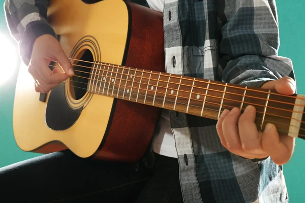 Musicista suona la chitarra — Foto Stock