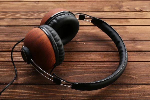 Ακουστικά για καφέ φόντο ξύλινη — Φωτογραφία Αρχείου