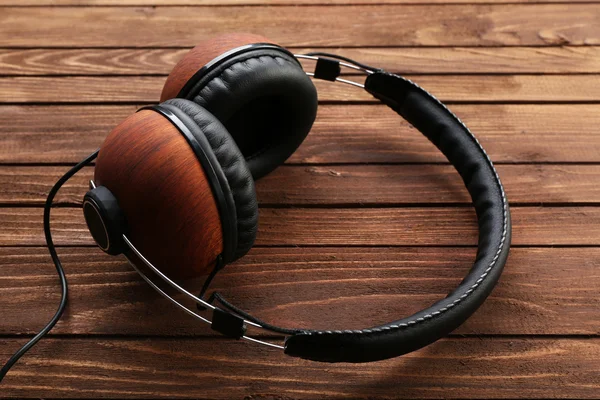 Auriculares sobre fondo de madera marrón —  Fotos de Stock