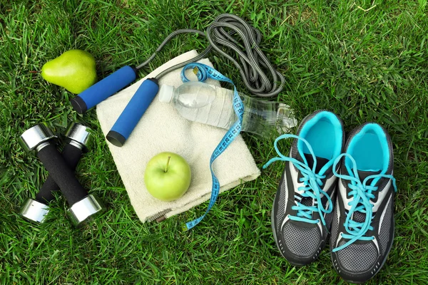 Sportuitrusting op gras — Stockfoto