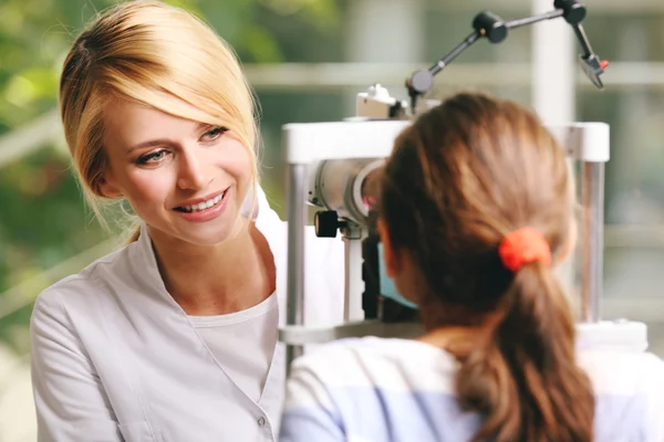 Médico feminino examinando paciente menina — Fotografia de Stock