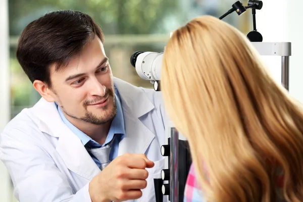 Médico masculino examinando paciente femenino — Foto de Stock