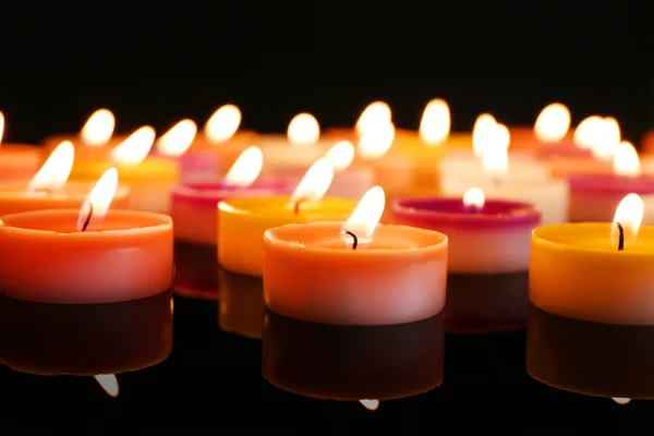 Muchas velas pequeñas encendidas — Foto de Stock