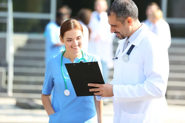 Medizinisches Konzept Zwei Ärzte Mit Stethoskopen Und Rezeptklemmbrett — Stockfoto