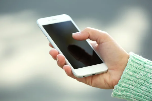 Hand met een mobiele telefoon — Stockfoto