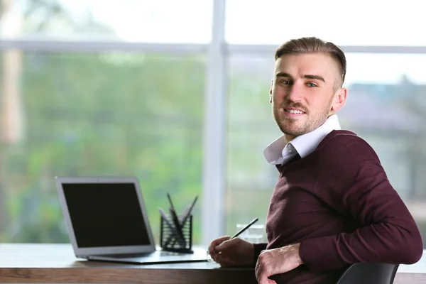 Zakenman werkt met laptop — Stockfoto