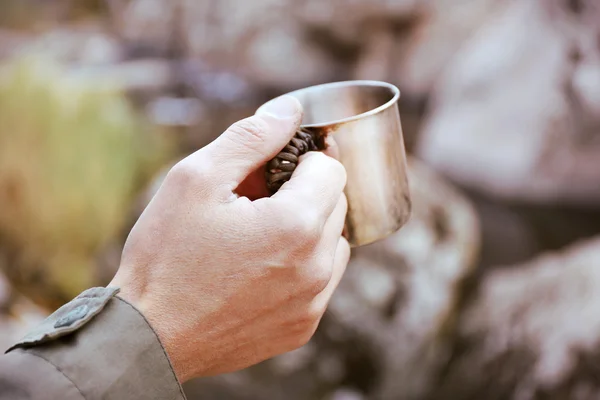 Man håller mugg varm dryck — Stockfoto