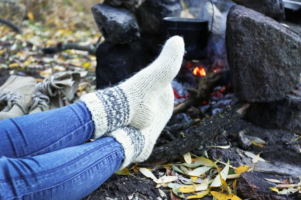 Female legs beside  fire — Stock Photo, Image