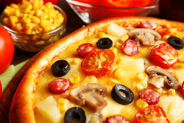 Deliciosa pizza con verduras y carne, primer plano — Foto de Stock