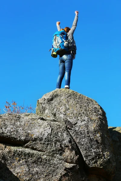 Donna Cima Alla Montagna — Foto Stock