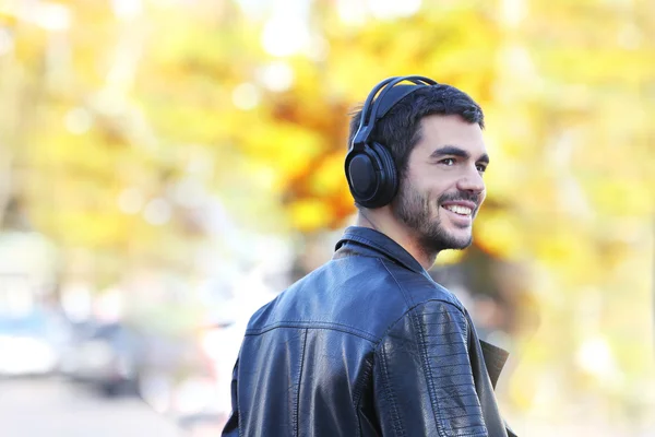 Homem ouvindo música ao ar livre — Fotografia de Stock