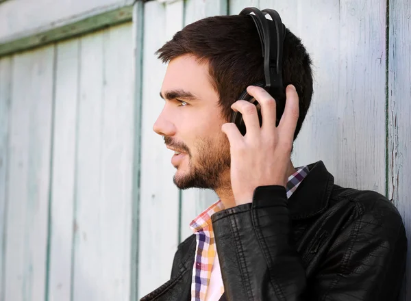 Hombre escuchando música al aire libre —  Fotos de Stock